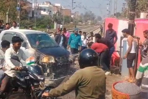 रायबरेली में बड़ा हादसा टला: रेलवे फाटक पार करते वक्त लगी आग, पढ़ें पूरी खबर