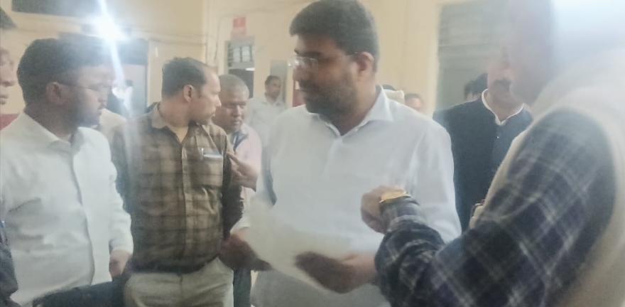 गोरखपुर में नाबालिग लड़की लापता, डीएम के सामने फूटा परिवार का दर्द