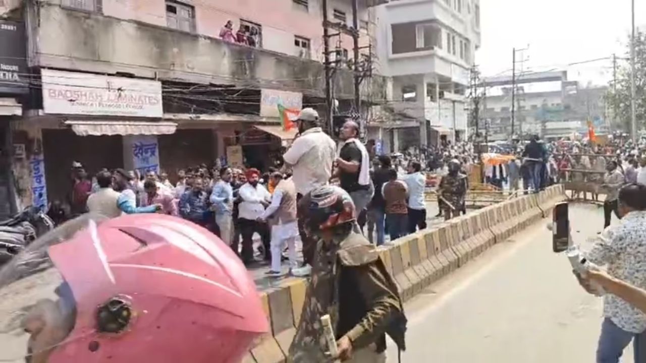 इंदौर में कांग्रेस कार्यालय के बाहर भारी बवाल, BJP और कांग्रेस वर्कर आए आमने-सामने