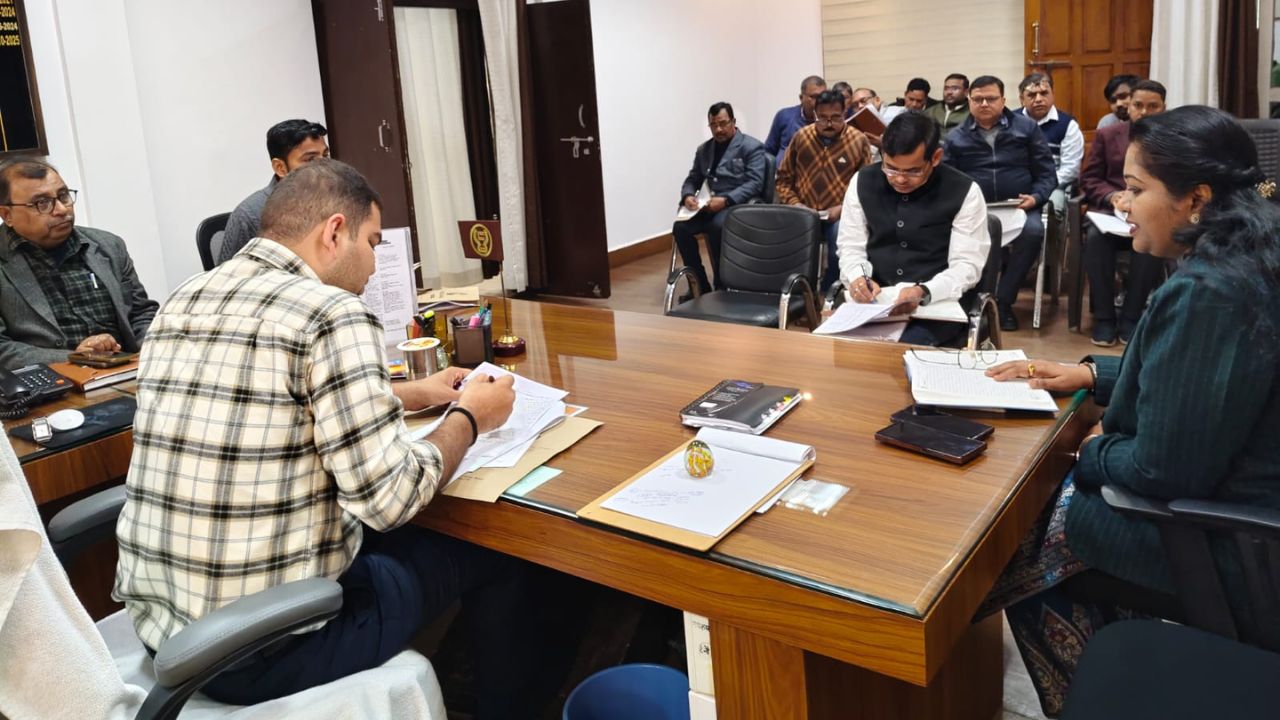 कौशांबी की दो बड़ी सड़कों पर DM की अचानक सख्ती, निर्माण एजेंसियों को दिया साफ संदेश