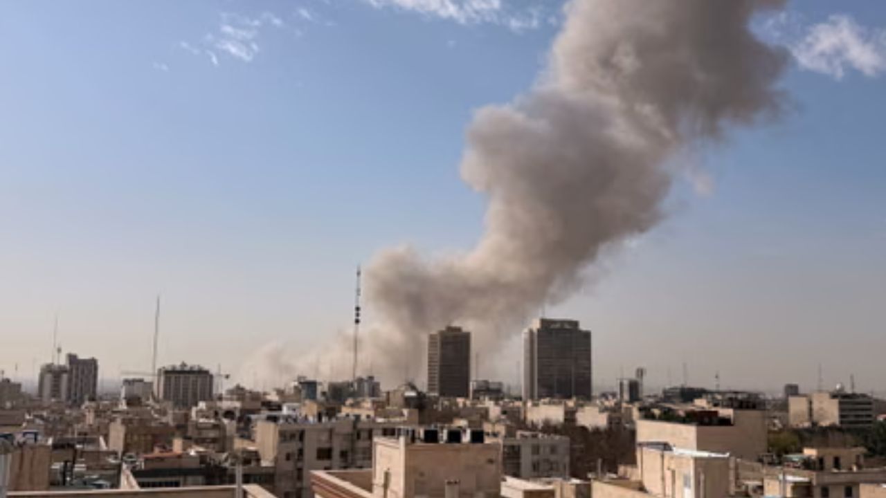 ईरान पर एयर स्ट्राइक के बाद इजरायल में हाई अलर्ट, स्कूल-कॉलेज बंद… एयरस्पेस भी रोका, सायरन बजते ही पूरे देश में हड़कंप