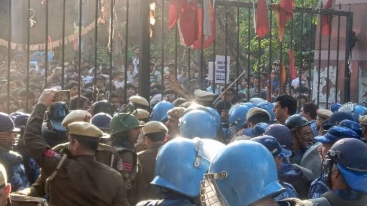 JNU में बवाल: पुलिस पर हमला, जूते, डंडे और मारपीट… कैंपस के बाहर बिगड़े हालात