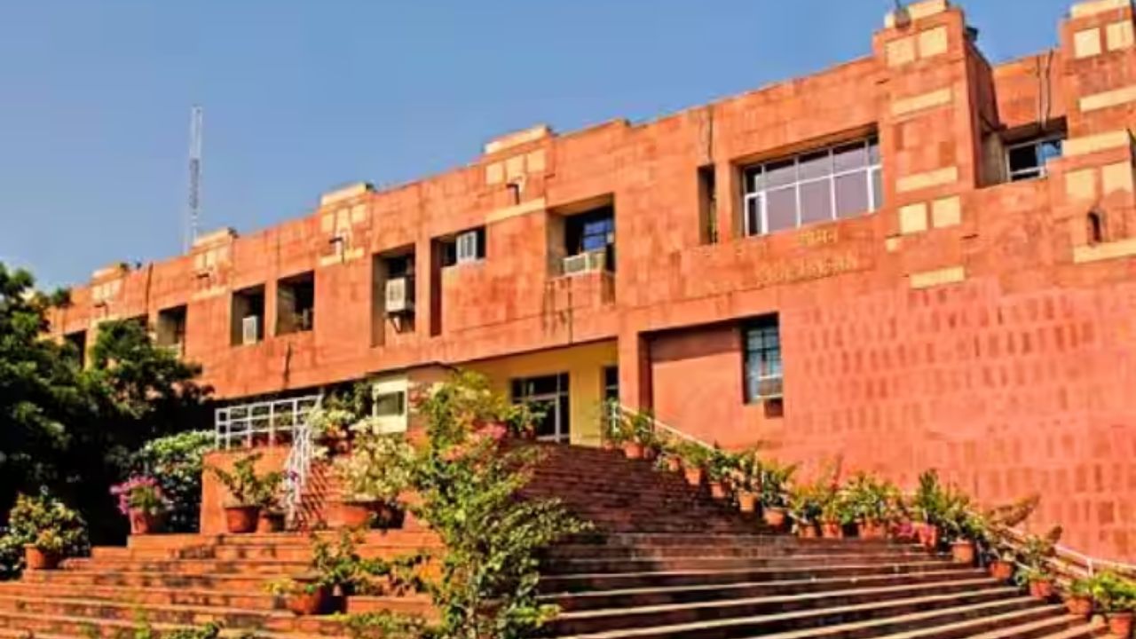 देर रात JNU बना रणभूमि, जानें आखिर किस बात पर भिड़े दो गुट और क्यों भड़का विवाद?