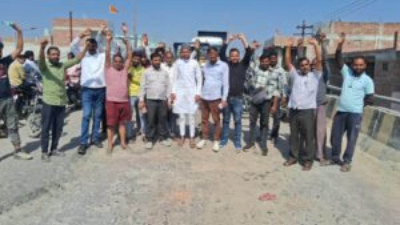 Kanpur Dehat News: क्यों मौत को दावत दे रहा करोड़ों की लागत से बना यह ओवरब्रिज