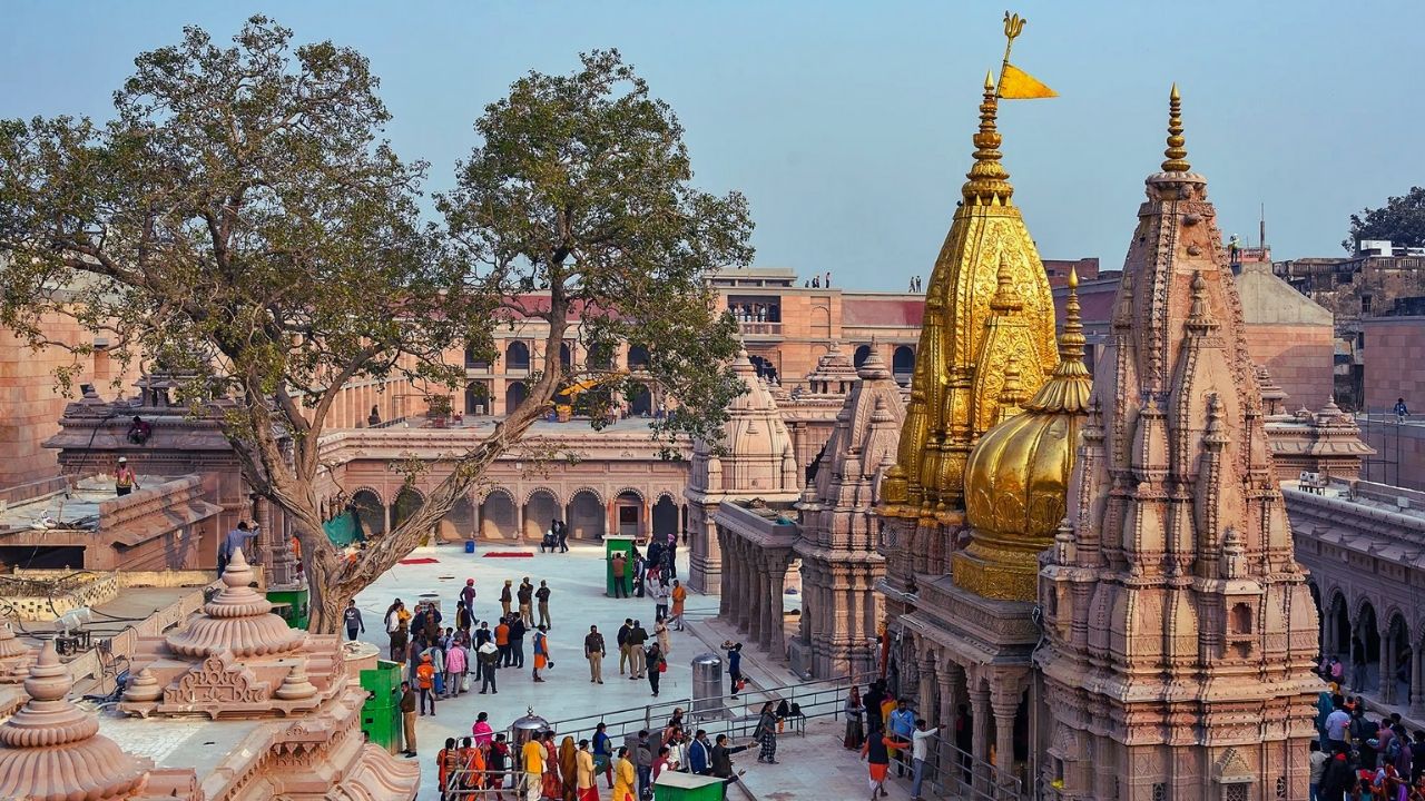 काशी विश्वनाथ मंदिर भारत के सबसे पवित्र शिव मंदिरों में से एक है। इसे मोक्ष प्रदान करने वाला माना जाता है। यहां के शिवलिंग को भक्त सीधे नहीं छू सकते। सभी अनुष्ठान प्रशिक्षित पुजारियों द्वारा नियम और समय सारणी के अनुसार किए जाते हैं। गर्भगृह को शक्तिशाली आध्यात्मिक केंद्र माना जाता है। (फोटो सोर्स- इंटरनेट)