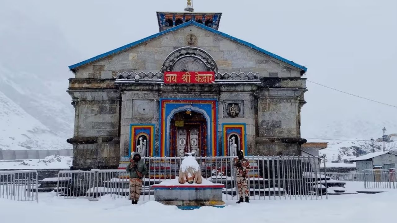 हिमालय के ऊंचे क्षेत्रों में स्थित केदारनाथ बारह ज्योतिर्लिंगों में से एक है। शिवलिंग अत्यंत आध्यात्मिक और स्वयंभू माना जाता है। केवल पुजारी ही इसे छू सकते हैं। भक्तों के लिए स्पर्श मना है क्योंकि यह शिवलिंग एक जीवंत आध्यात्मिक शक्ति के रूप में पूजा जाता है। (फोटो सोर्स- इंटरनेट)