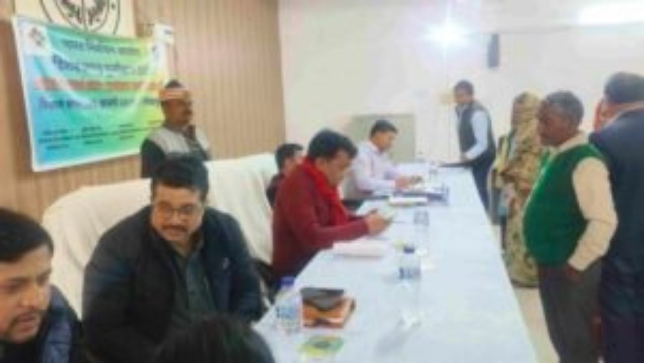 Gorakhpur News: बिना सूचना गैरहाजिर अफसरों पर एडीएम का बड़ा एक्शन, जानें क्या है पूरा मामला?