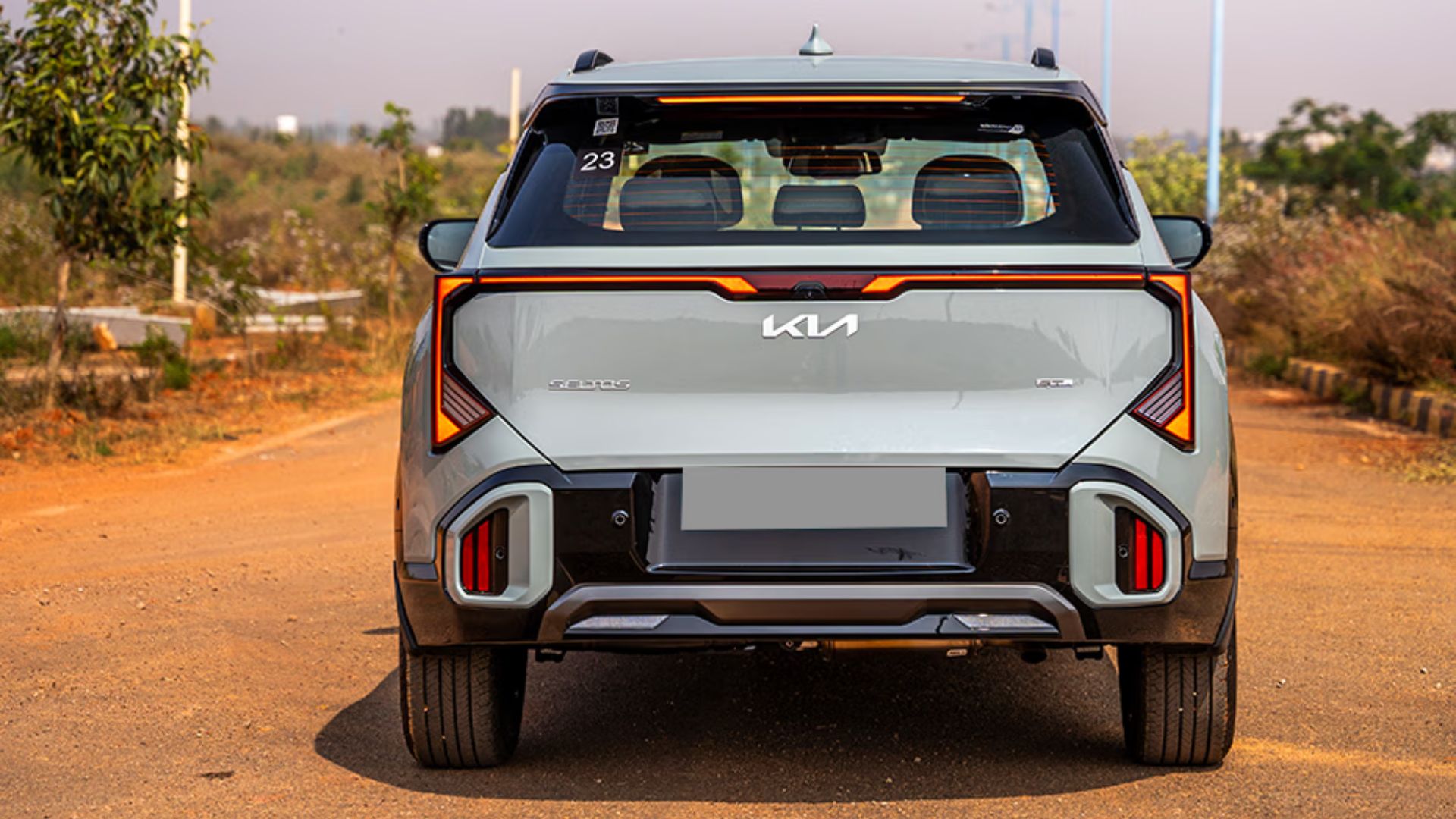 टेस्टिंग के दौरान दिखी तस्वीरों से साफ है कि नई Creta का डिजाइन मौजूदा मॉडल से काफी अलग होगा। हालांकि टेस्ट म्यूल पूरी तरह कवर था, लेकिन इसके साइज और स्टांस से अंदाजा लगाया जा सकता है कि SUV पहले से ज्यादा लंबी और चौड़ी होगी। यह बदलाव हाल ही में लॉन्च हुई नई जनरेशन Kia Seltos की तर्ज पर हो सकता है। नई Creta में शार्प बॉडी लाइन्स, नया फ्रंट प्रोफाइल और ज्यादा प्रीमियम लुक देखने को मिल सकता है, जिससे यह सेगमेंट में और ज्यादा आकर्षक बनेगी। (img source: google)