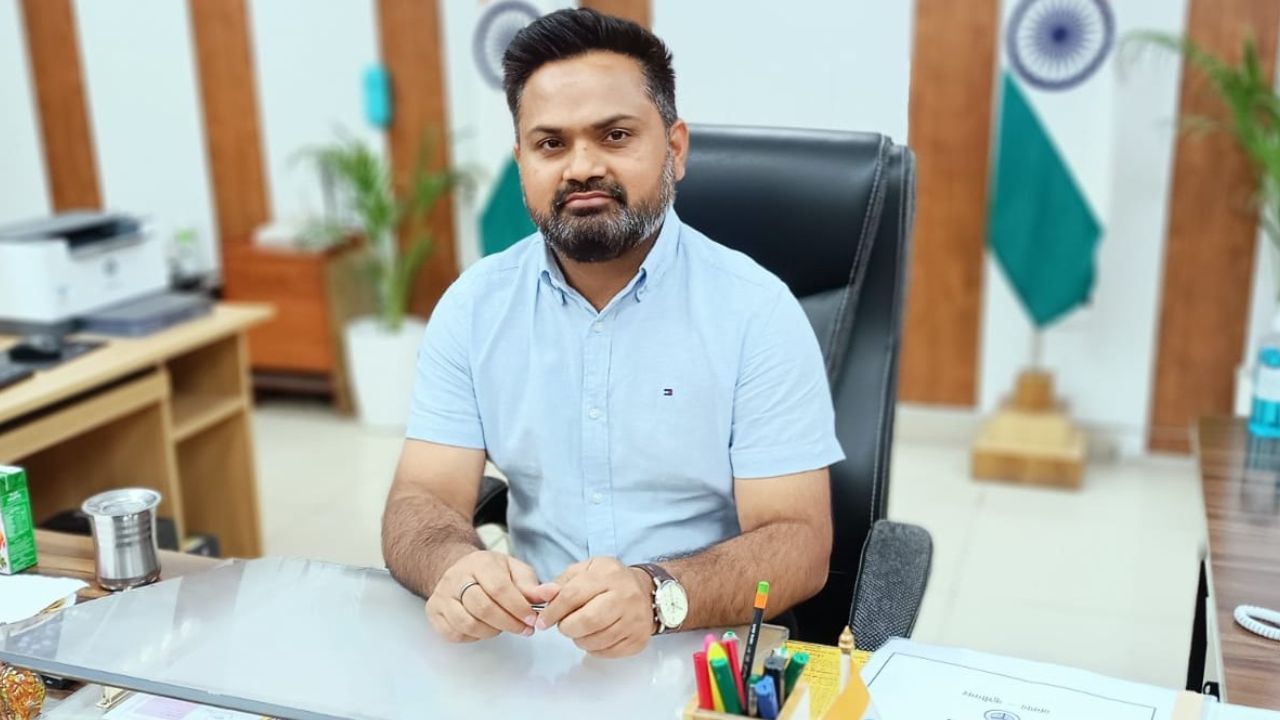 कुशीनगर डीएम महेंद्र सिंह तंवर एक्शन मोड में: डुप्लीकेट मतदाता सत्यापन में लापरवाही, जिम्मेदारों से 3 दिन में मांगा जवाब