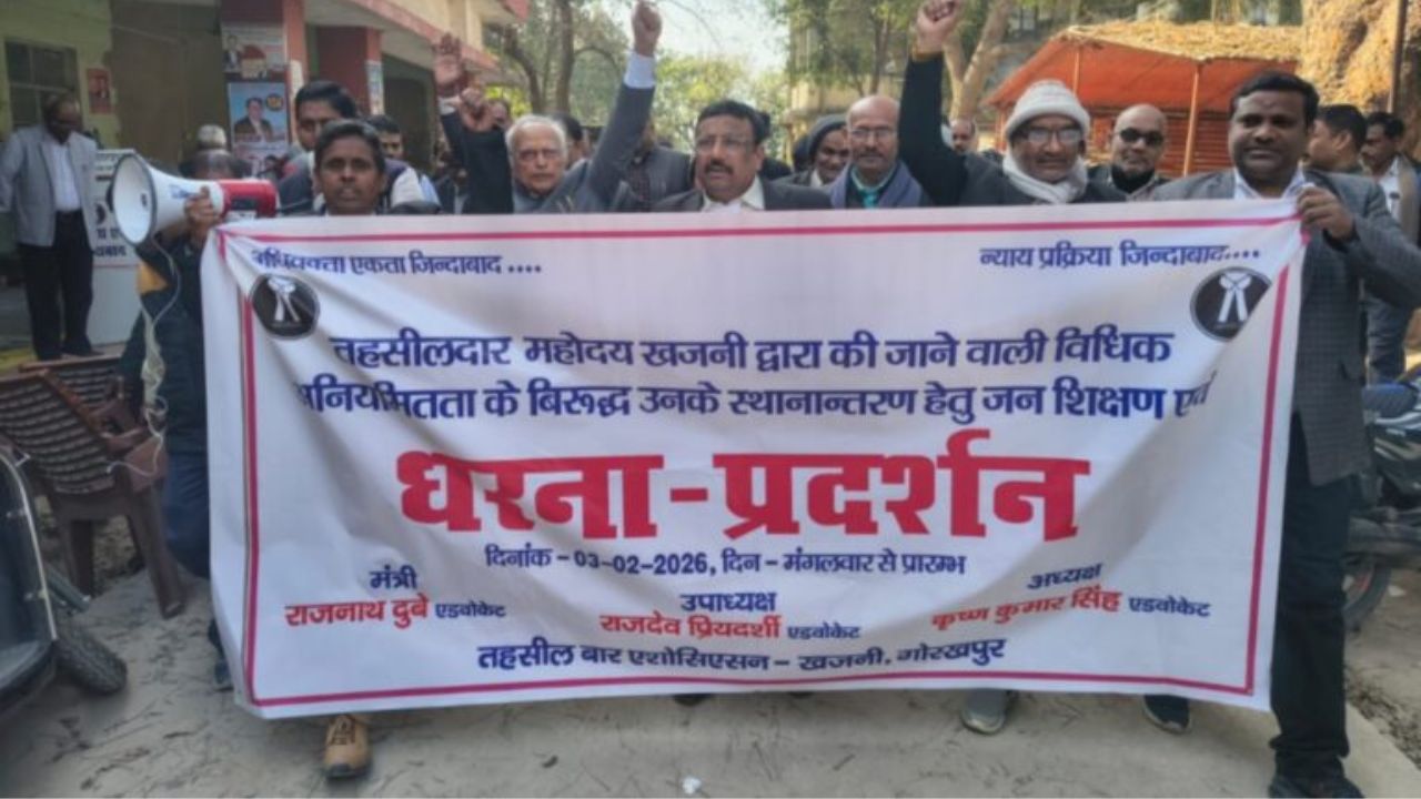 Gorakhpur News: खजनी तहसील में ऐसा क्या हुआ कि वकील सड़क पर उतरे, प्रशासन में मचा हड़कंप, पढ़ें पूरी खबर
