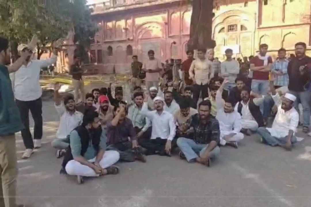 लखनऊ यूनिवर्सिटी में बढ़ा तनाव: धार्मिक गतिविधियों पर रोक के बीच टकराव, जानें पूरा मामला