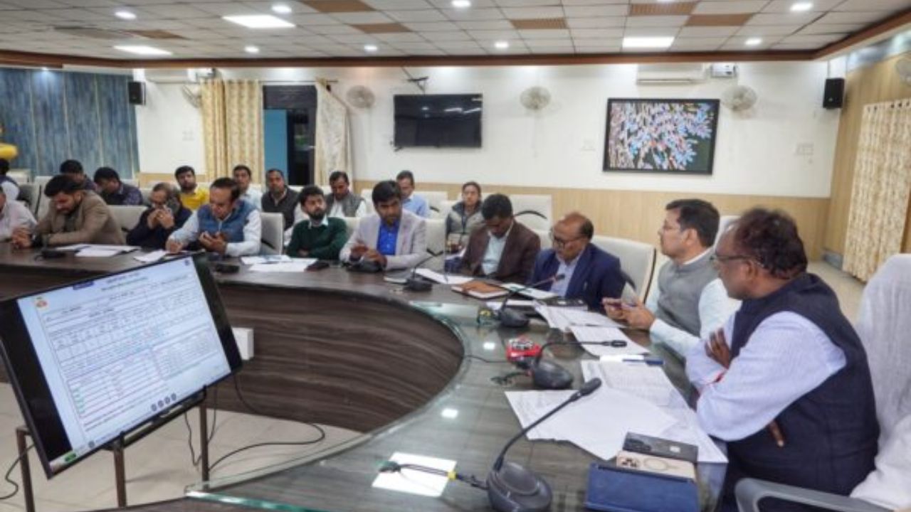 सीएम डैशबोर्ड समीक्षा में सख्त हुए डीएम संतोष कुमार शर्मा, कई विभागों को दी चेतावनी