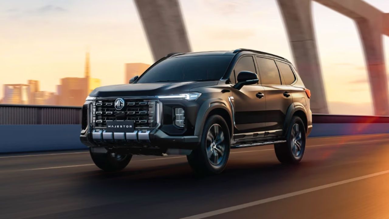 इसका सीधा फायदा केबिन स्पेस में दिख सकता है। खासकर थर्ड रो में बैठने वाले यात्रियों को ज्यादा लेगरूम और कम्फर्ट मिलने की उम्मीद है। बड़ी बॉडी के कारण सड़क पर इसका रोड प्रेजेंस भी ज्यादा मजबूत और प्रीमियम नजर आ सकता है। अगर सिर्फ साइज और केबिन स्पेस को आधार माना जाए तो Majestor यहां आगे दिखाई देती है। (img source: google)