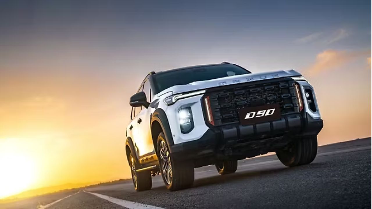 डाइमेंशन की बात करें तो MG Majestor स्पष्ट रूप से बड़ी SUV के रूप में सामने आती है। यह Fortuner से लगभग 251 मिमी लंबी, 161 मिमी चौड़ी और 41 मिमी ऊंची बताई जा रही है। इतना ही नहीं, इसका व्हीलबेस भी करीब 205 मिमी ज्यादा लंबा है। (img source: google)