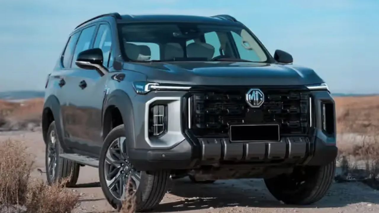 भारत के फुल साइज SUV सेगमेंट में जल्द ही बड़ा मुकाबला देखने को मिलेगा। JSW MG Motor India ने अपनी नई फ्लैगशिप SUV MG Majestor को पेश कर दिया है, जो कंपनी की मौजूदा MG Gloster की जगह लेगी। इसकी लॉन्चिंग अप्रैल 2026 में तय मानी जा रही है और डिलीवरी मई से शुरू हो सकती है। (img source: google)