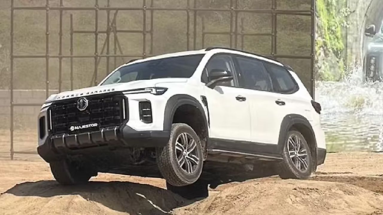 दूसरी ओर MG Majestor में ADAS लेवल 2 सिस्टम दिया गया है। इसमें लेन कीपिंग असिस्ट, एडैप्टिव क्रूज कंट्रोल और ऑटोमैटिक इमरजेंसी ब्रेकिंग जैसी आधुनिक सुविधाएं शामिल हैं। नई टेक्नोलॉजी के लिहाज से Majestor ज्यादा अपडेटेड नजर आती है। (img source: google)