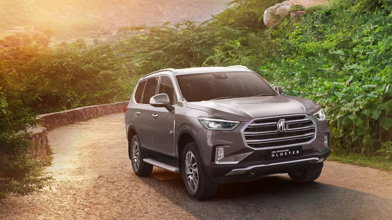 पावर के मामले में Majestor थोड़ा आगे दिखती है, जबकि टॉर्क के आंकड़े में Fortuner का डीजल इंजन बढ़त बनाए रखता है। ऑफ रोडिंग की बात करें तो दोनों SUV मजबूत चेसिस और 4x4 क्षमता के साथ आती हैं, जिससे खराब रास्तों पर भी अच्छा प्रदर्शन मिल सकता है। (img source: google)