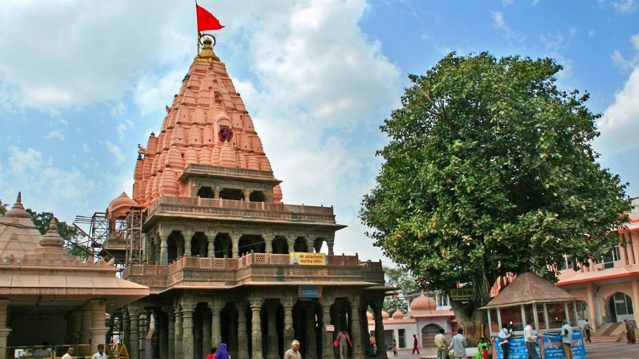 महाकालेश्वर मंदिर दक्षिण की ओर स्थित ज्योतिर्लिंग है, जो समय और विनाश से जुड़ा है। सुबह के अनुष्ठान विशेष रूप से प्रसिद्ध हैं। भक्तों की भीड़ अधिक रहती है। मंदिर में पुजारियों के अलावा किसी को शिवलिंग को छूने की अनुमति नहीं है। नियमों का कड़ाई से पालन किया जाता है। (फोटो सोर्स- इंटरनेट)