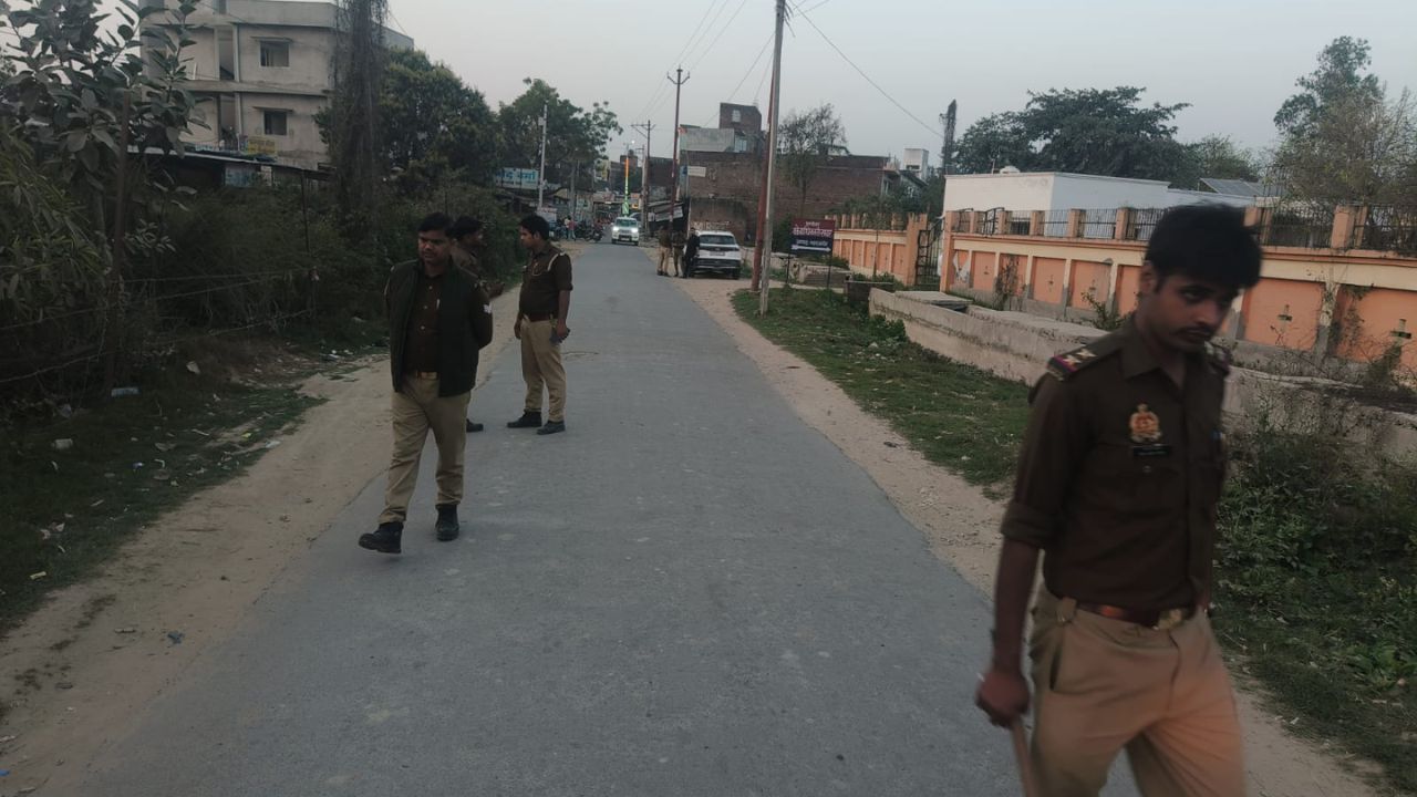 महराजगंज में पॉक्सो एक्ट का आरोपी पुलिस कस्टडी से फरार, SOG समेत कई टीमें तलाश में जुटीं