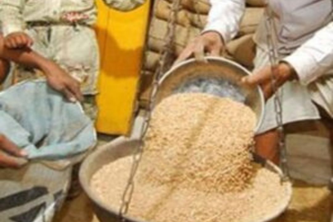 Maharajganj News: अंगूठा लगवाने के बाद भी कम राशन, कोटेदार पर धांधली के आरोप, जांच की मांग तेज