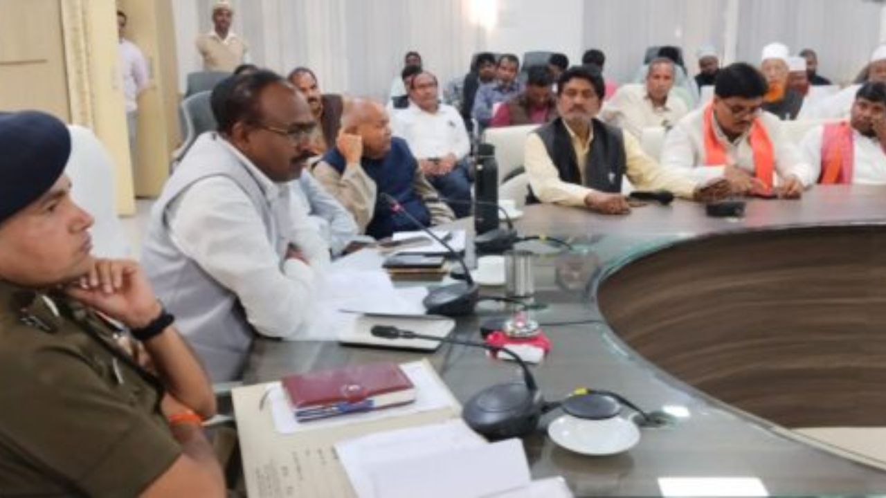 महराजगंज में होली-ईद को लेकर प्रशासन अलर्ट, डीएम-एसपी अधीनस्तों को दिये ये निर्देश