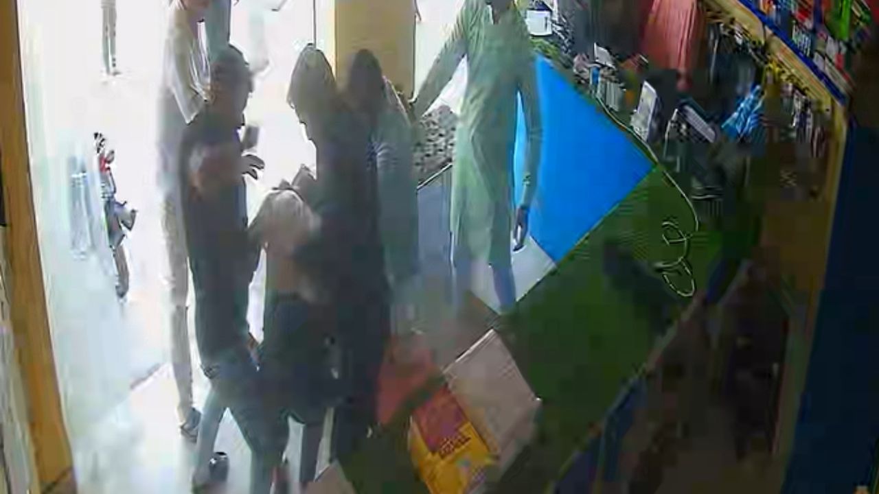 महराजगंज में दिनदहाड़े गुंडागर्दी, दुकानदार को बेरहमी से पीटा, वीडियो वायरल