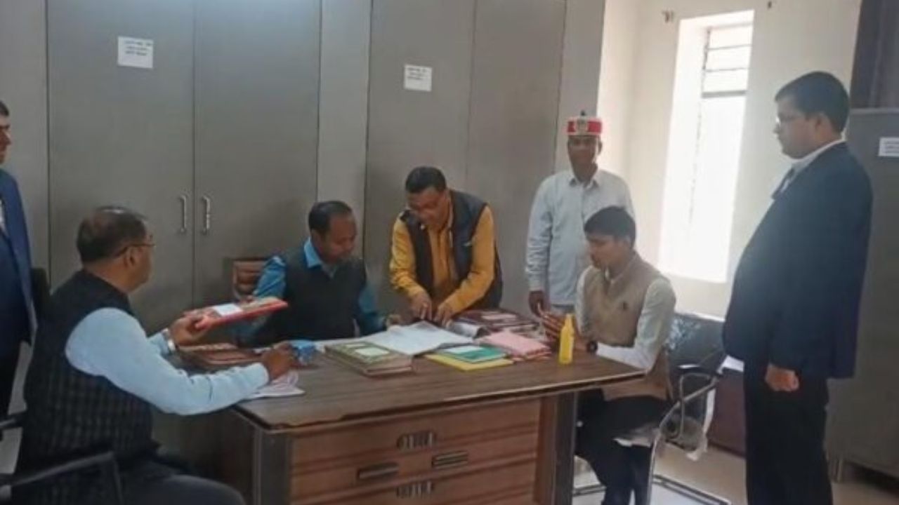 नौतनवा तहसील में अपर आयुक्त ने अफसरों से किया जवाब तलब, दिए ये निर्देश