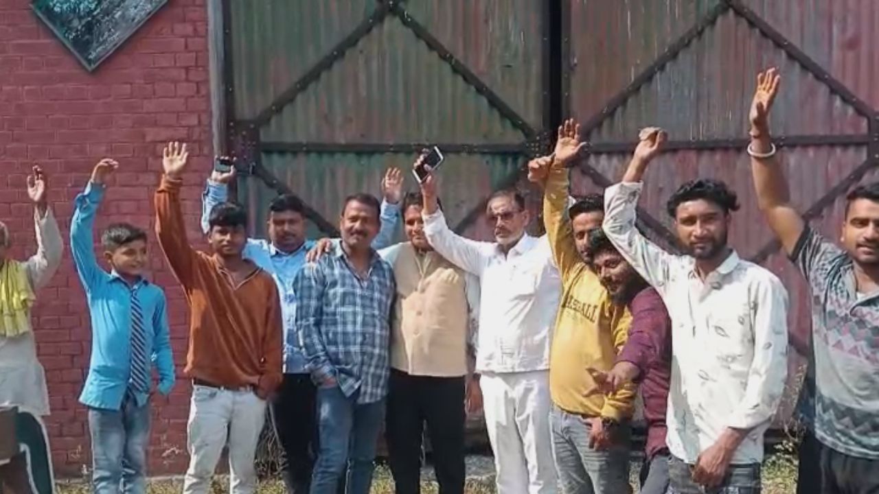 Video Story: लक्ष्मीपुर की ऐतिहासिक ट्राम-वे इंजन को ले जाने पर स्थानीय लोगों ने किया जोरदार विरोध