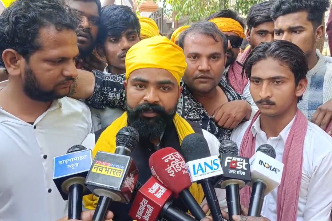 मैनपुरी में यादव समाज का प्रदर्शन, रिलीज से पहले विवादों में ‘यादव जी की लव स्टोरी’, पढ़ें पूरी खबर