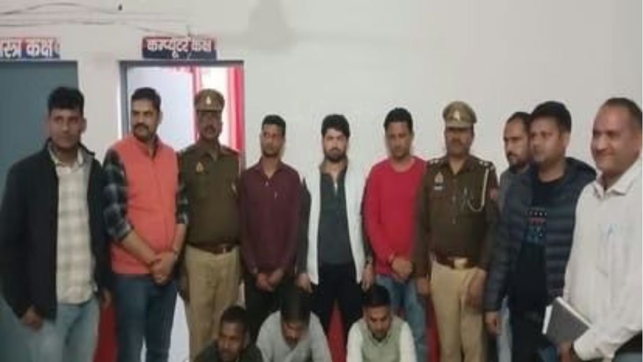 Mainpuri News: एसटीएफ आगरा ने सामूहिक नकल का किया भंडाफोड़, 6 सॉल्वर गिरफ्तार