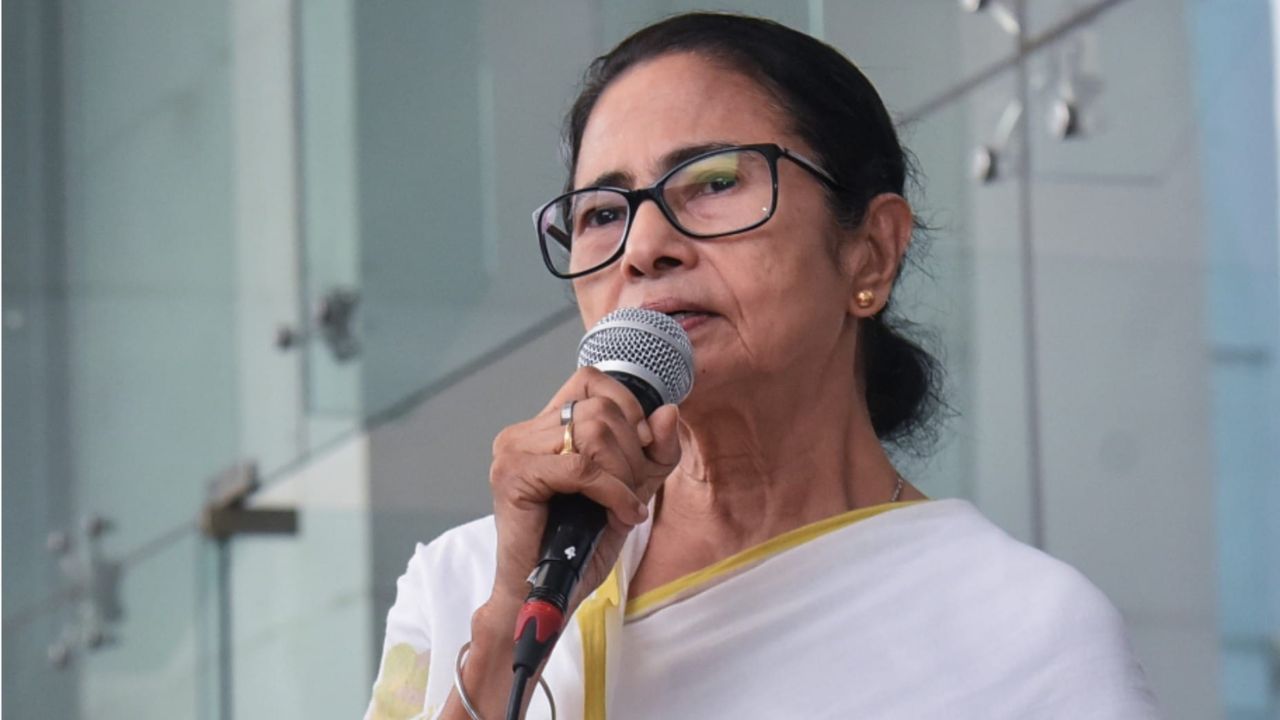 SIR को लेकर सुप्रीम कोर्ट पहुंचीं Mamata Banerjee, इनके खिलाफ की याचिका दायर
