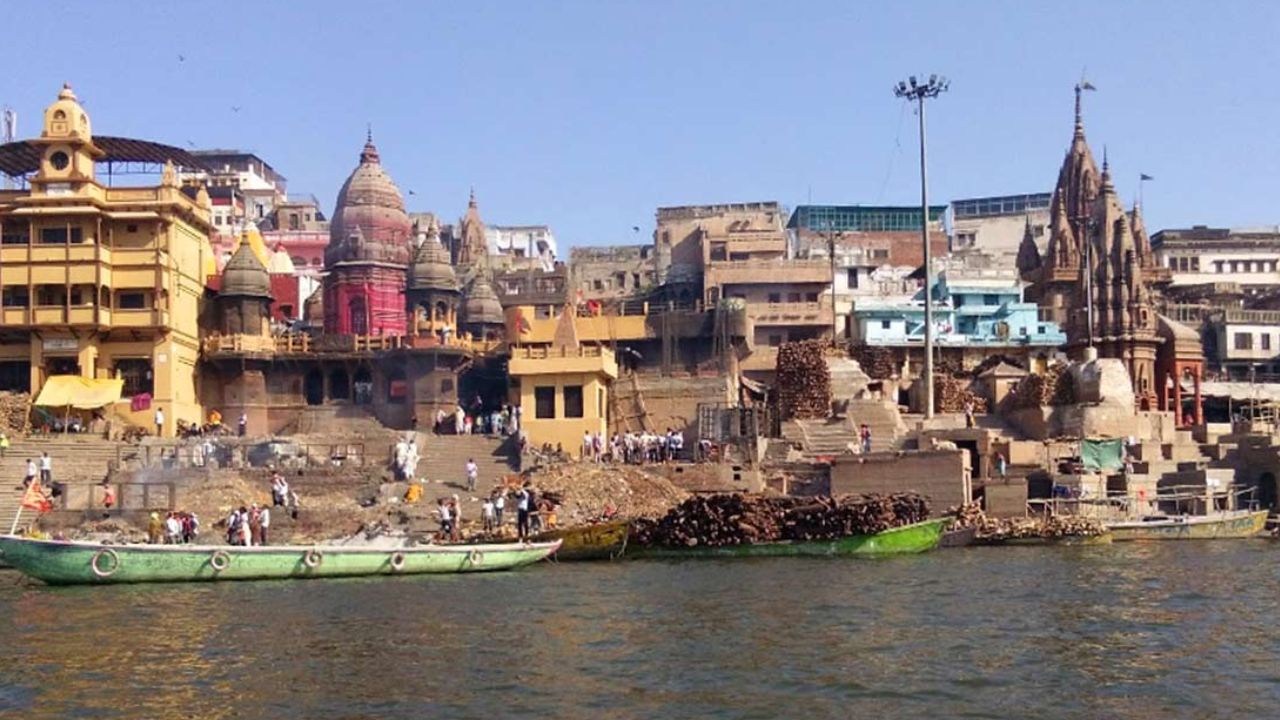 मणिकर्णिका घाट का नाम देवी सती के कान की मणि गिरने से पड़ा। पौराणिक कथाओं के अनुसार, मां पार्वती का श्राप इस घाट को हमेशा चिताओं से जलता रहने के लिए प्रेरित करता है।(फोटो सोर्स- इंटरनेट)