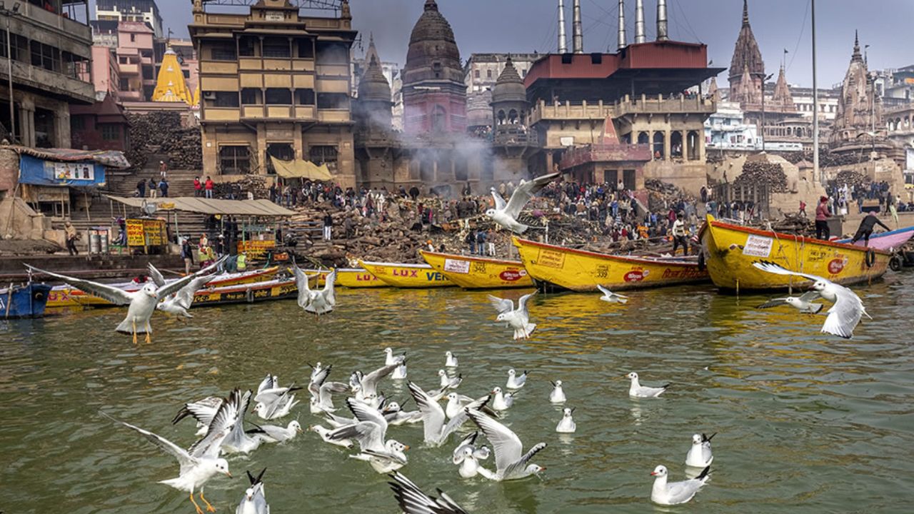 काशी के मणिकर्णिका घाट को मोक्षदायनी घाट कहा जाता है। यहां लोग जीवन की इच्छाओं के लिए नहीं, बल्कि आत्मा की शांति और मुक्ति की कामना लेकर आते हैं।(फोटो सोर्स- इंटरनेट)