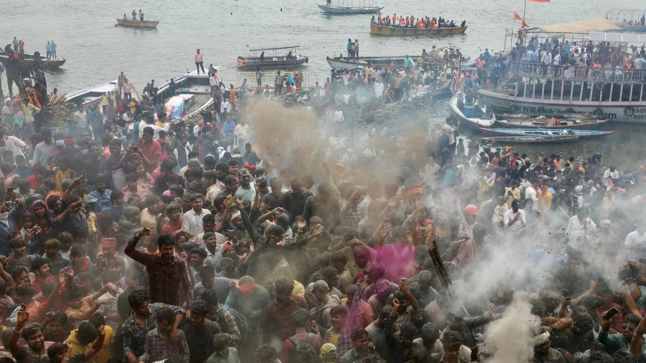 काशी के मणिकर्णिका घाट पर ‘मसान की होली’ पर फिर विवाद, जानिये इस बार विद्वानों ने क्यों जताई आपत्ति?