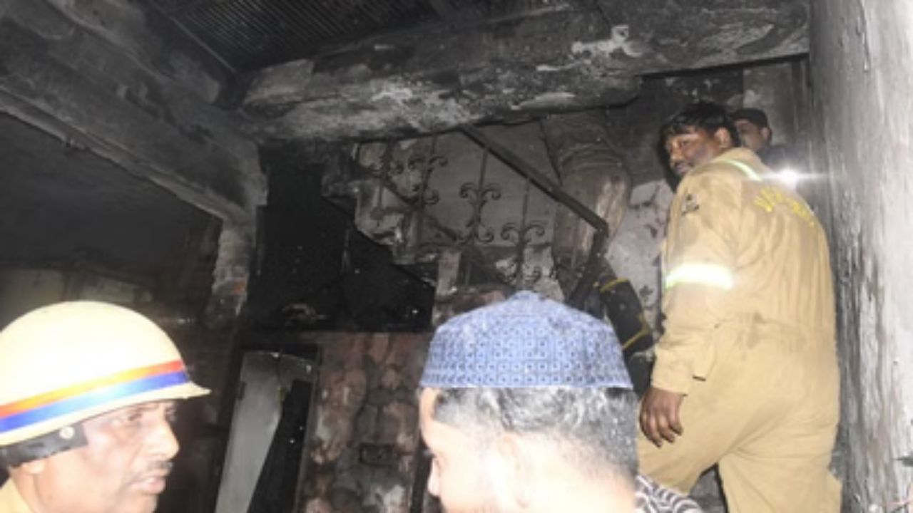 Meerut Fire: कपड़ा कारोबारी के घर में लगी भीषण आग, पांच मासूम समेत 6 की मौत
