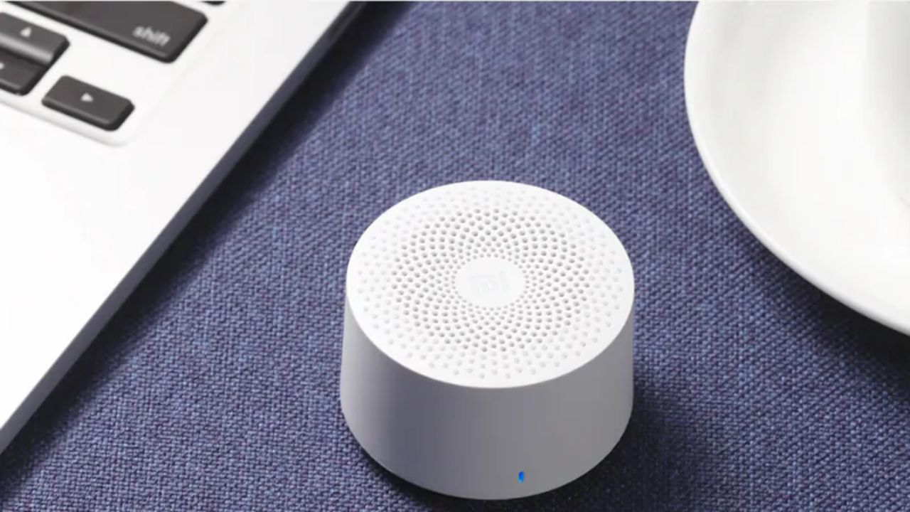 अगर आपकी गर्लफ्रेंड को म्यूज़िक सुनना पसंद है, तो एक मिनी ब्लूटूथ स्पीकर एक मज़ेदार और प्यारा गिफ्ट हो सकता है। अपने छोटे साइज़ के बावजूद, ये स्पीकर अच्छी साउंड क्वालिटी और वायरलेस कनेक्टिविटी देते हैं। कुछ मॉडल्स में तो LED लाइट्स और वॉटर रेजिस्टेंस भी होता है, जो उन्हें और भी आकर्षक बनाता है। (Img Source: Google)