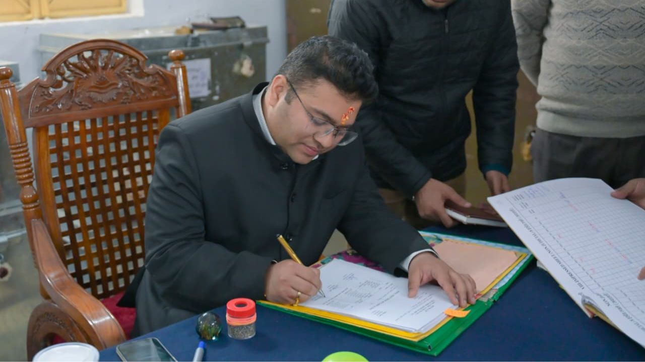 चारधाम तैयारियों के बीच रुद्रप्रयाग को मिला नया चेहरा, युवा IAS विशाल मिश्रा ने संभाली कमान, क्या बदल जाएगी पूरी व्यवस्था?