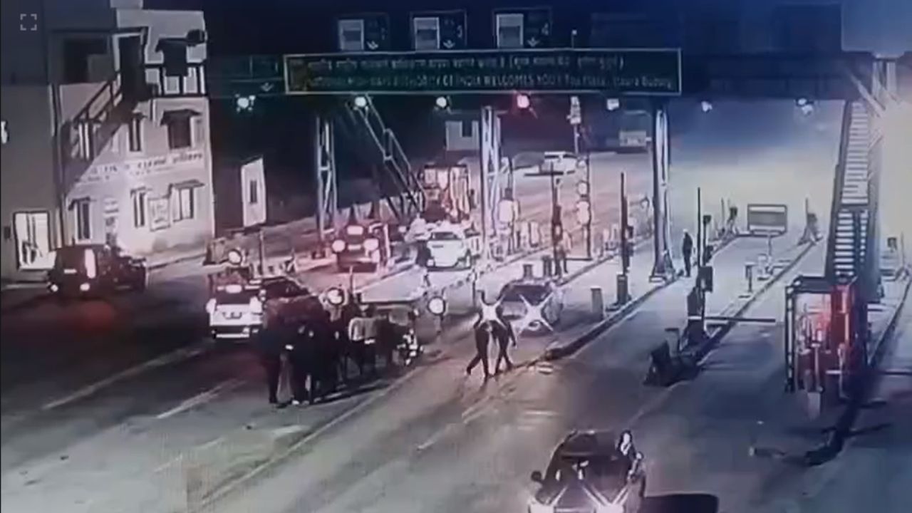 UP Crime News: लखनऊ-प्रयागराज हाईवे पर दिखा हाईवोल्टेज ड्रामा, टोल कर्मियों ने काटा जमकर बवाल