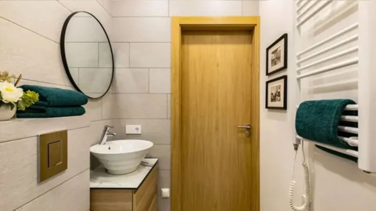 Maharajganj Crime: शर्मनाक वारदात! घर के बाथरूम में घुसा दबंग, फिर महिला के साथ…