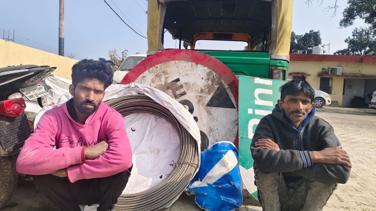 Muzaffarnagar News: तितावी पुलिस का बड़ा कारनामा, हाईवे साइन बोर्ड चुराने वाले दो चोर गिरफ्तार