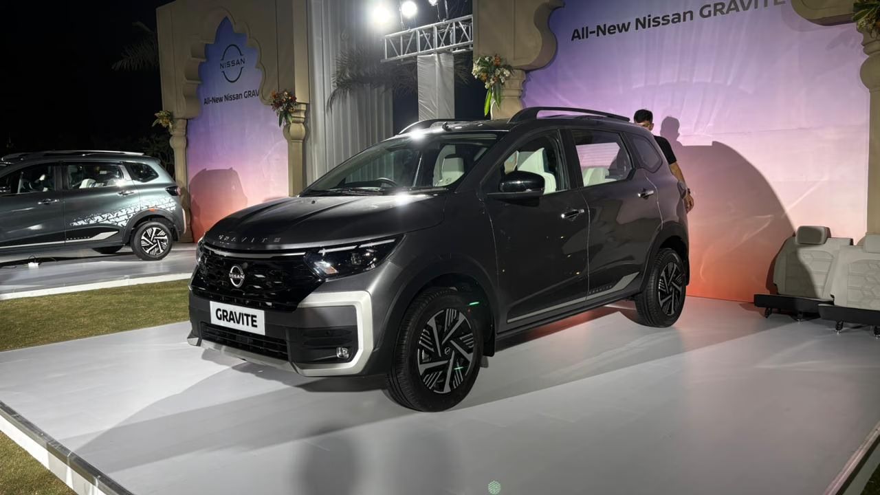 Nissan Gravite का केबिन प्रीमियम टच के साथ डिजाइन किया गया है। इसमें सुएड और लेदरिट सीट्स मिलती हैं। ड्यूल-टोन डैशबोर्ड और वुडन फिनिश इसे आकर्षक बनाते हैं। इसमें 20.32 सेमी का फ्लोटिंग टचस्क्रीन इंफोटेनमेंट सिस्टम मिलता है, जो वायरलेस Android Auto और Apple CarPlay सपोर्ट करता है। साथ ही 17.78 सेमी का डिजिटल इंस्ट्रूमेंट क्लस्टर और टायर प्रेशर मॉनिटरिंग सिस्टम भी दिया गया है। (Img Source: google)