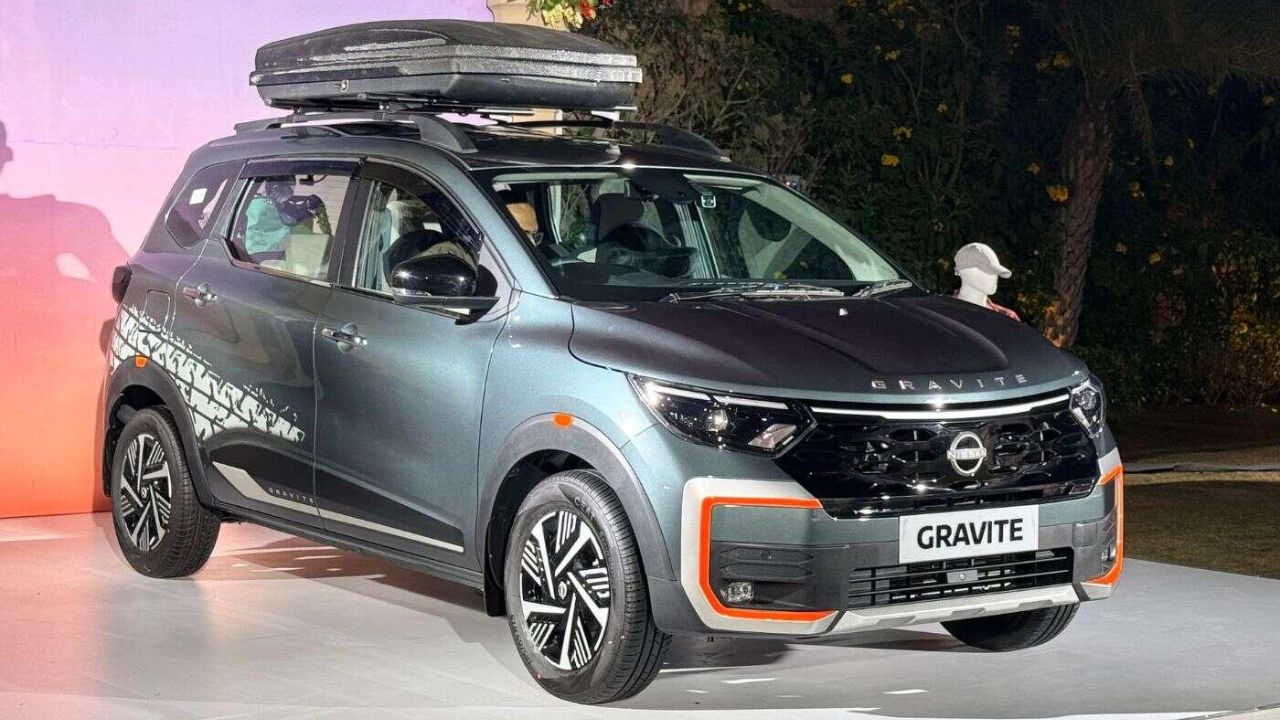 Nissan Gravite को प्लेटफॉर्म के लिहाज से Renault Triber पर आधारित माना जा रहा है, लेकिन इसमें कुछ अतिरिक्त प्रीमियम फीचर्स जोड़े गए हैं। टॉप वेरिएंट Tekna ट्रिम में इंटीग्रेटेड ड्यूल डैशकैम मिलता है, जो ड्राइव के दौरान रिकॉर्डिंग करता है। साथ ही JBL का प्रीमियम साउंड सिस्टम दिया गया है, जिससे म्यूजिक अनुभव बेहतर होता है। इन-बिल्ट एयर प्यूरीफायर भी केबिन में दिया गया है, जो हवा को साफ रखने में मदद करता है। इस तरह के फीचर्स इसे अपने सेगमेंट में अलग पहचान देते हैं। (Img Source: google)