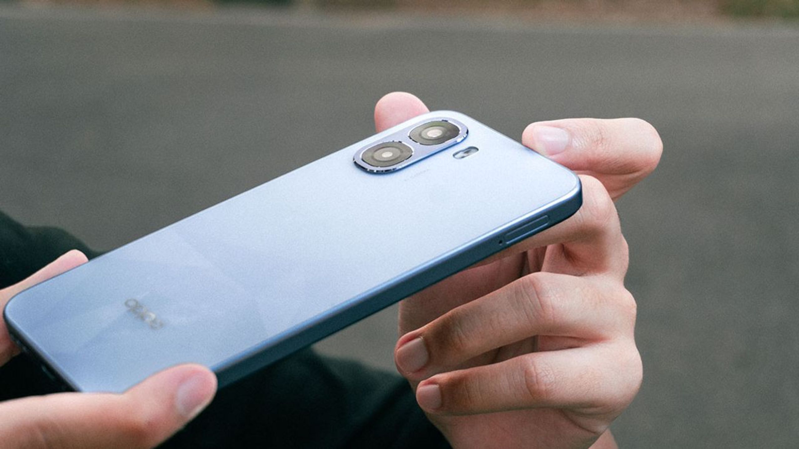 इन स्मार्टफोन्स की सबसे बड़ी खासियत उनकी बैटरी है। Oppo A6i+ 5G: 7,000mAh और Oppo A6v 5G: 6,500mAh दोनों ही फोन की बैटरी 45W SuperVOOC फास्ट चार्जिंग को सपोर्ट करते हैं, जिससे बड़ी बैटरी के बावजूद चार्जिंग टाइम कम रहने की उम्मीद है। सिक्योरिटी के लिए साइड-माउंटेड फिंगरप्रिंट सेंसर दिया गया है। (Img Source: Google)