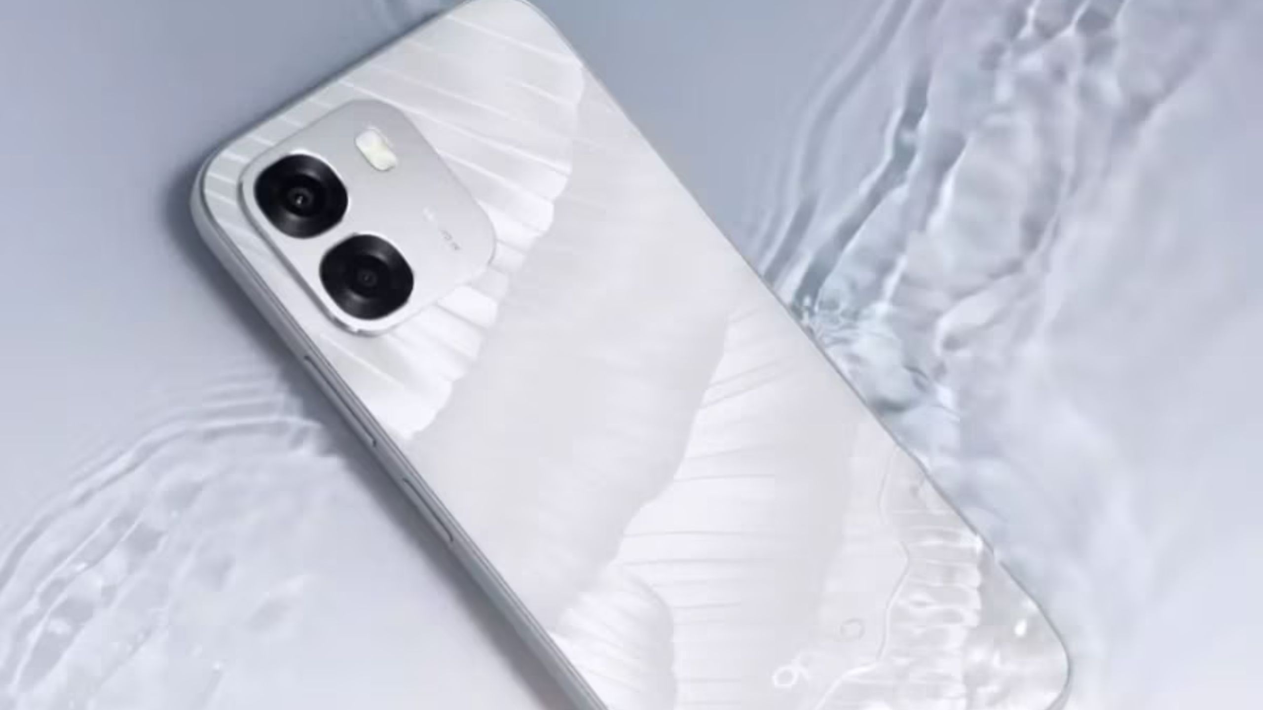 दोनों स्मार्टफोन में 6.75 इंच का HD+ LCD डिस्प्ले दिया गया है, जो 120Hz रिफ्रेश रेट सपोर्ट करता है। हाई रिफ्रेश रेट की वजह से स्क्रॉलिंग, वीडियो स्ट्रीमिंग और गेमिंग अनुभव ज्यादा स्मूद होने का दावा किया गया है। (Img Source: Google)