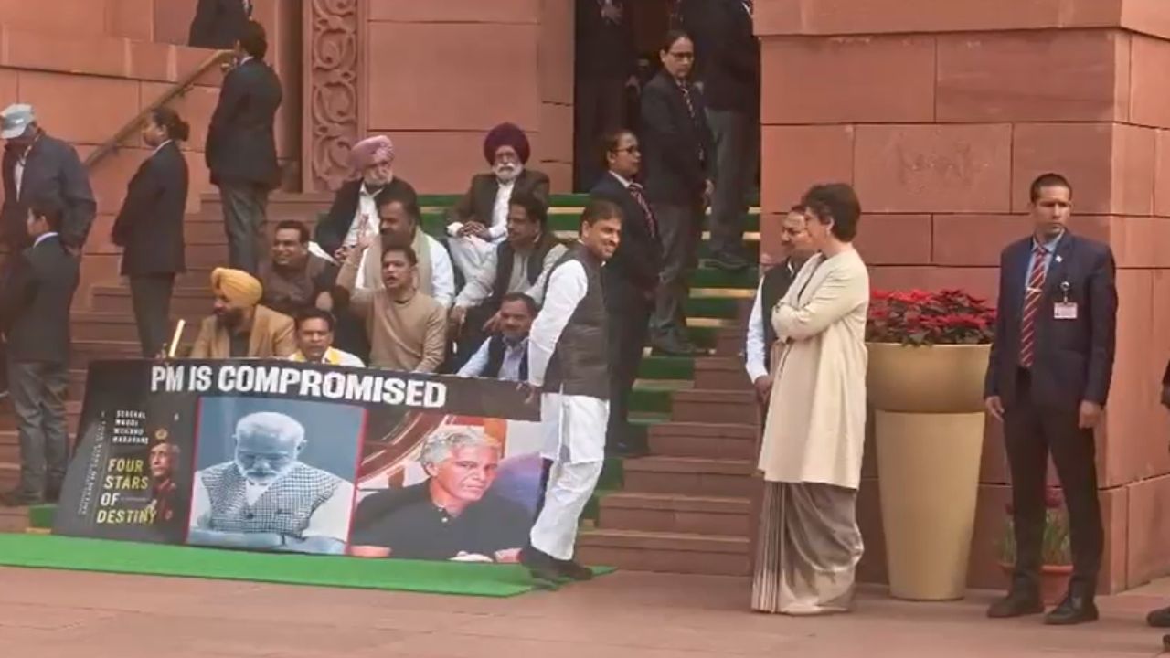 Protest in Parliament: संसद की सीढ़ियों पर कांग्रेस का प्रदर्शन, निलंबन से भड़की सियासत, पीएम के जवाब पर टिकी नजर