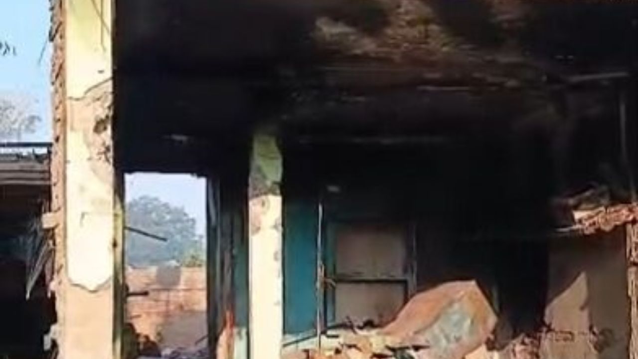 UP News: रायबरेली में घर में रखे पटाखों में हुआ विस्फोट, 1 की मौत, 4 झुलसे