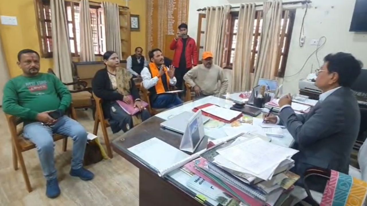 Ramnagar News: टीन शेड में पढ़ते बच्चों की सुरक्षा पर उठे सवाल, करणी सेना ने प्रशासन को घेरा