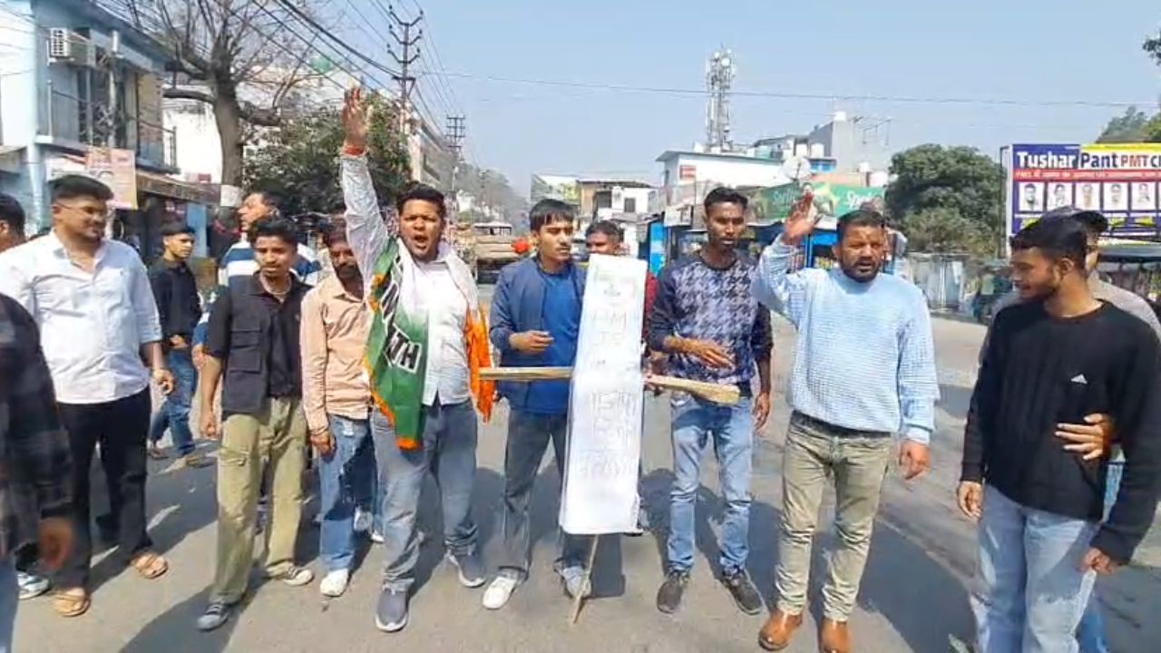 रामनगर में युवा कांग्रेस कार्यकर्ताओं का हल्ला बोल, दिल्ली पुलिस और केंद्र सरकार का फूंका पुतला