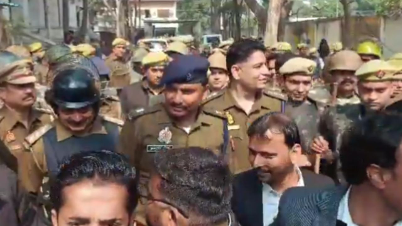 Murder in UP: रामपुर में दिनदहाड़े वकील की गोली मारकर हत्या, अधिवक्ताओं का फूटा आक्रोश