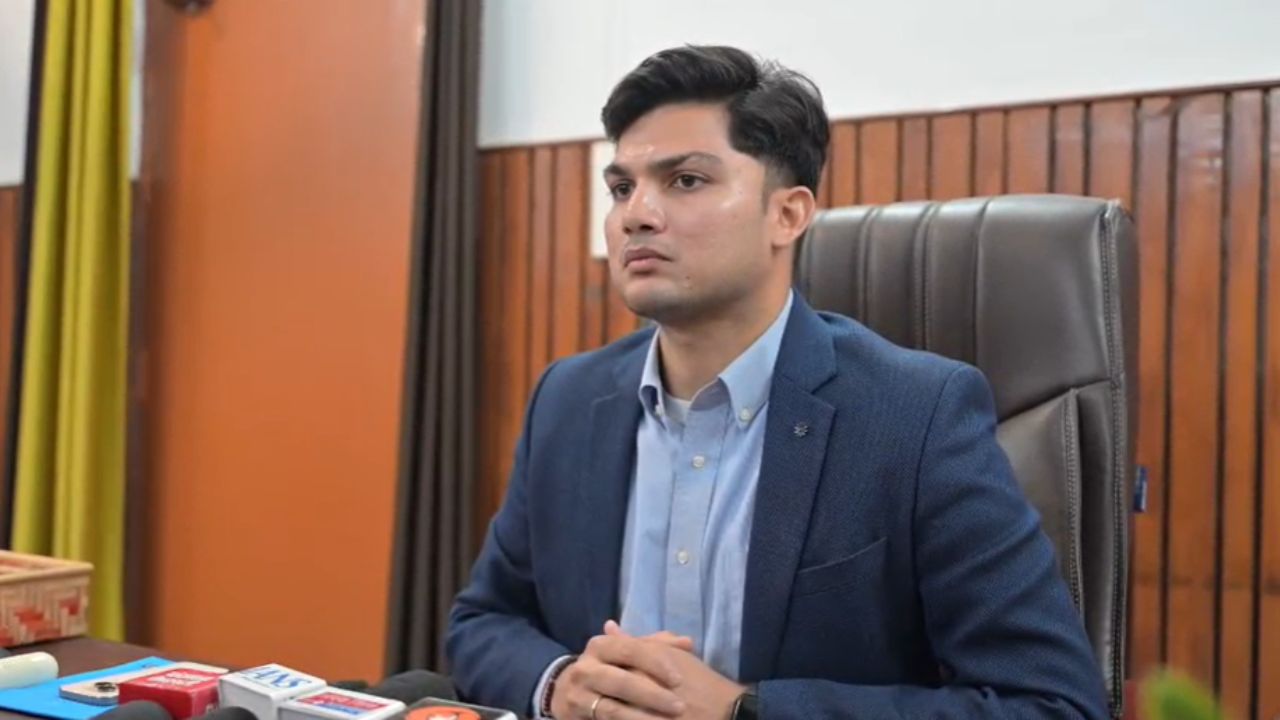 रुद्रप्रयाग जिलाधिकारी का अचानक फील्ड मिशन, पंचायत अधिकारियों के कामकाज के रहस्यों का पर्दाफाश